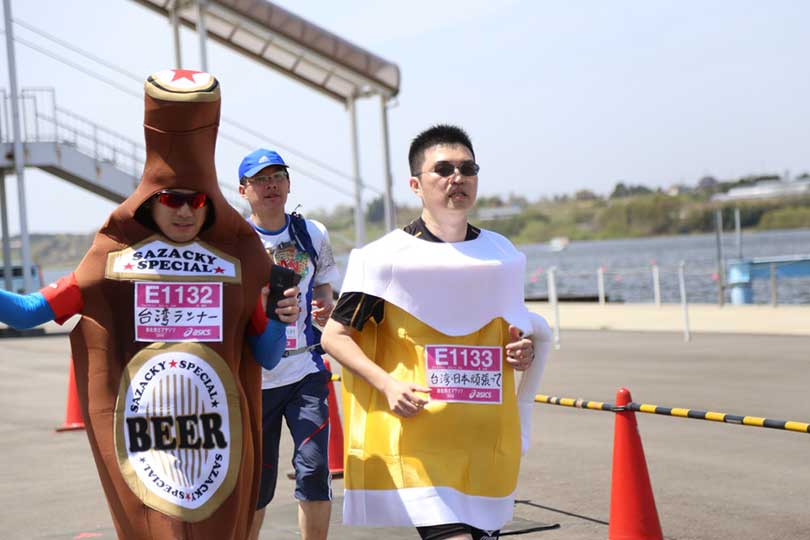 ビール瓶とジョッキの仮想ランナーの画像