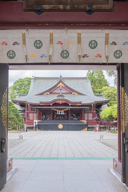 大鳥居越しに見える笠間稲荷神社の画像