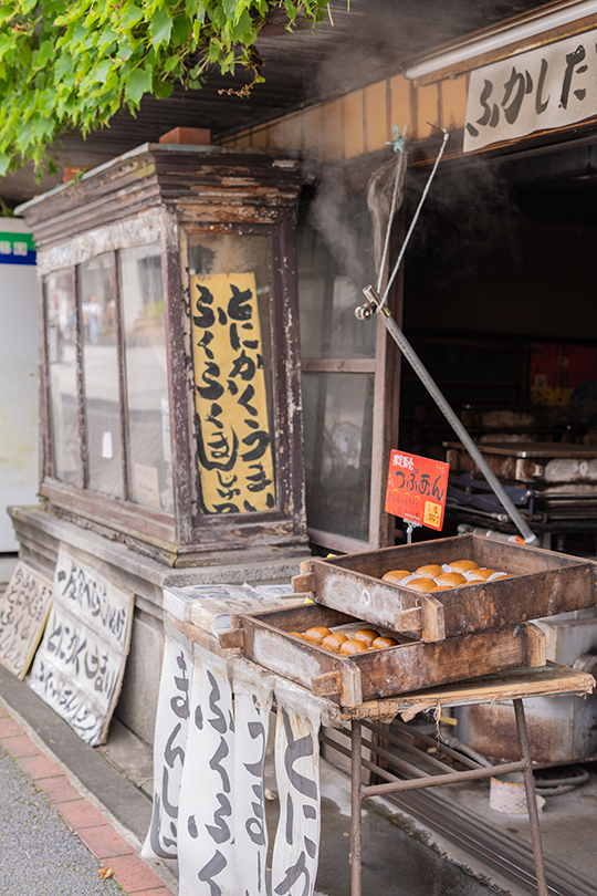 おまんじゅう屋さんの店先の画像