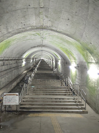 土合駅の階段の画像