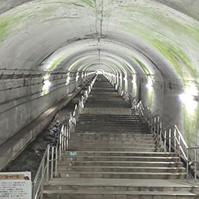 夏の谷川岳で洞窟のような階段に挑む！ 臨時列車で日本一のモグラ駅へ